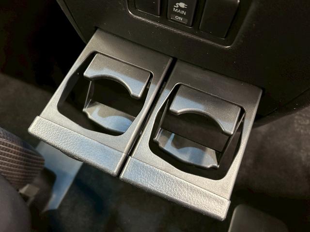 エルグランド 350ハイウェイスター (禁煙車)(黒半革シート)(後席モニター)(8人乗り)(BOSE)(両側パワースライドドア)(純正ナビ)(全周囲モニター)(ビルトインETC)(オットマン)(HIDヘッドライト)(純正18インチAW)(29枚目)