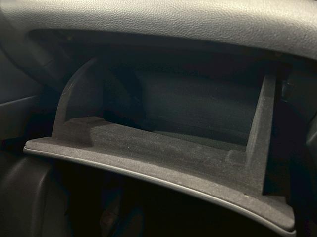 エルグランド 350ハイウェイスター (禁煙車)(黒半革シート)(後席モニター)(8人乗り)(BOSE)(両側パワースライドドア)(純正ナビ)(全周囲モニター)(ビルトインETC)(オットマン)(HIDヘッドライト)(純正18インチAW)(31枚目)