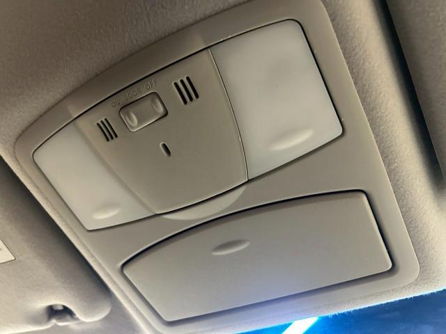 エルグランド 350ハイウェイスター (禁煙車)(黒半革シート)(後席モニター)(8人乗り)(BOSE)(両側パワースライドドア)(純正ナビ)(全周囲モニター)(ビルトインETC)(オットマン)(HIDヘッドライト)(純正18インチAW)(33枚目)