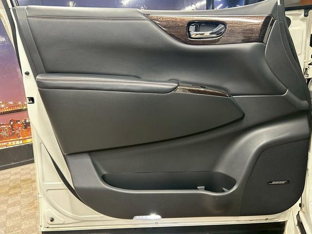 エルグランド 350ハイウェイスター (禁煙車)(黒半革シート)(後席モニター)(8人乗り)(BOSE)(両側パワースライドドア)(純正ナビ)(全周囲モニター)(ビルトインETC)(オットマン)(HIDヘッドライト)(純正18インチAW)(41枚目)