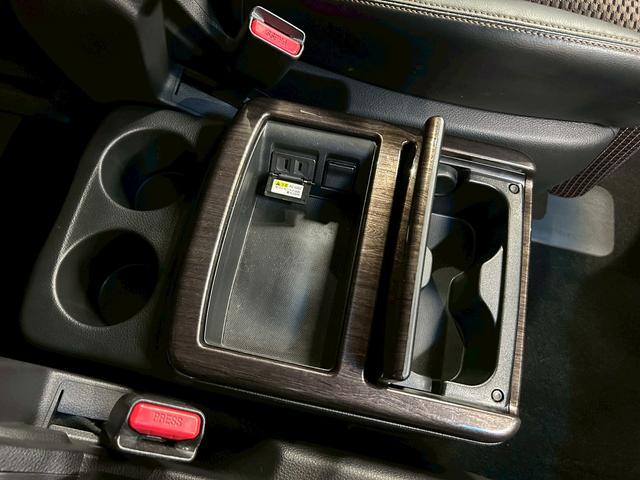 エルグランド 350ハイウェイスター (禁煙車)(黒半革シート)(後席モニター)(8人乗り)(BOSE)(両側パワースライドドア)(純正ナビ)(全周囲モニター)(ビルトインETC)(オットマン)(HIDヘッドライト)(純正18インチAW)(42枚目)