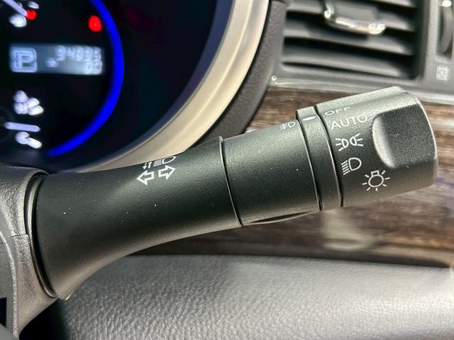 エルグランド 350ハイウェイスター (禁煙車)(黒半革シート)(後席モニター)(8人乗り)(BOSE)(両側パワースライドドア)(純正ナビ)(全周囲モニター)(ビルトインETC)(オットマン)(HIDヘッドライト)(純正18インチAW)(49枚目)