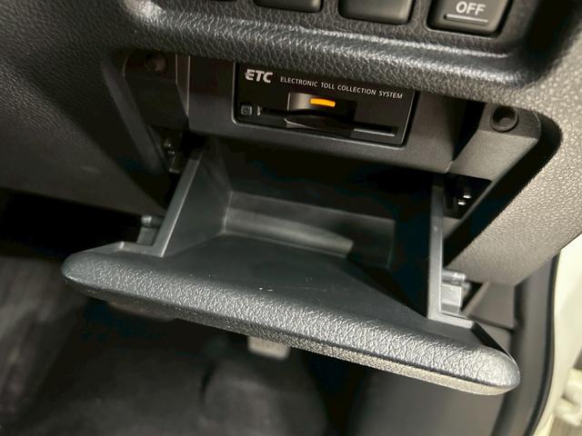 エルグランド 350ハイウェイスター (禁煙車)(黒半革シート)(後席モニター)(8人乗り)(BOSE)(両側パワースライドドア)(純正ナビ)(全周囲モニター)(ビルトインETC)(オットマン)(HIDヘッドライト)(純正18インチAW)(58枚目)