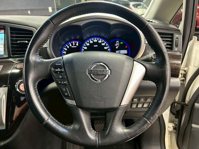 エルグランド 350ハイウェイスター (禁煙車)(黒半革シート)(後席モニター)(8人乗り)(BOSE)(両側パワースライドドア)(純正ナビ)(全周囲モニター)(ビルトインETC)(オットマン)(HIDヘッドライト)(純正18インチAW)(59枚目)