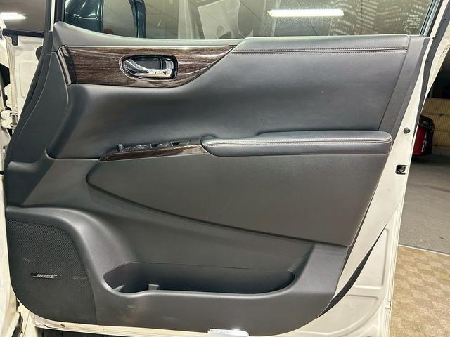 エルグランド 350ハイウェイスター (禁煙車)(黒半革シート)(後席モニター)(8人乗り)(BOSE)(両側パワースライドドア)(純正ナビ)(全周囲モニター)(ビルトインETC)(オットマン)(HIDヘッドライト)(純正18インチAW)(61枚目)