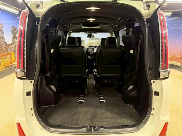 ノア Ｓｉ　ダブルバイビー　トヨタセーフティセンス（禁煙車）（ワンオーナー）（後期型）（黒半革シート）（フリップダウンモニター）（両側パワスラ）（ＳＤナビ）（クルーズコントロール）（バックカメラ）（ＥＴＣ）（純正１６インチＡＷ）（17枚目）