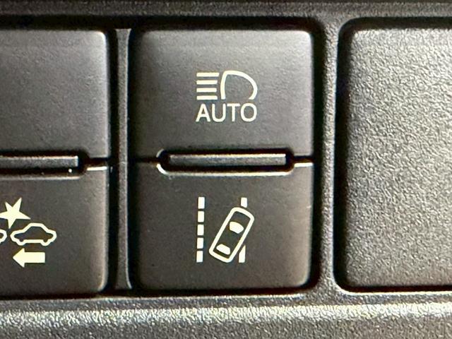 ノア Ｓｉ　ダブルバイビー　トヨタセーフティセンス（禁煙車）（ワンオーナー）（後期型）（黒半革シート）（フリップダウンモニター）（両側パワスラ）（ＳＤナビ）（クルーズコントロール）（バックカメラ）（ＥＴＣ）（純正１６インチＡＷ）（45枚目）