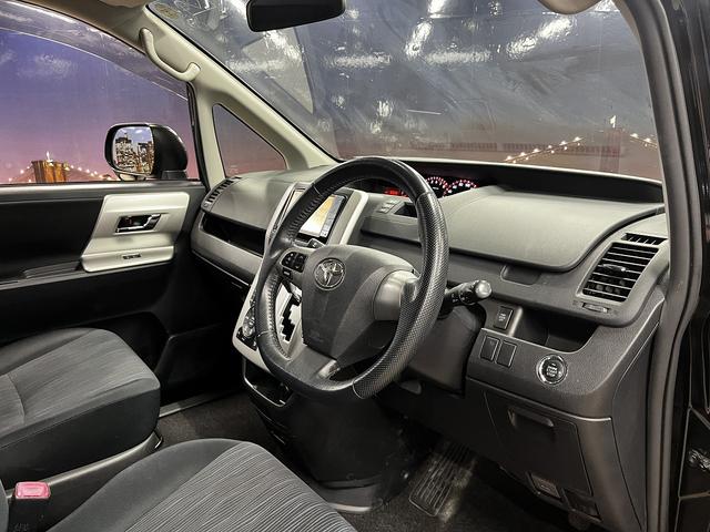 ヴォクシー ZS 煌 (禁煙車)(後期型)(両側パワースライド)(純正HDDナビ)(バックカメラ)(コーナーセンサー)(ビルトインETC)(パドルシフト)(HIDヘッド)(プッシュ&スマートキー)(純正16AW)(58枚目)
