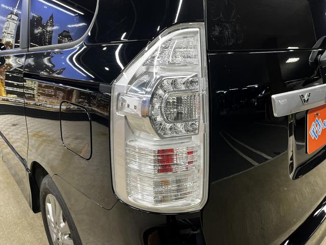 ヴォクシー ZS 煌 (禁煙車)(後期型)(両側パワースライド)(純正HDDナビ)(バックカメラ)(コーナーセンサー)(ビルトインETC)(パドルシフト)(HIDヘッド)(プッシュ&スマートキー)(純正16AW)(61枚目)