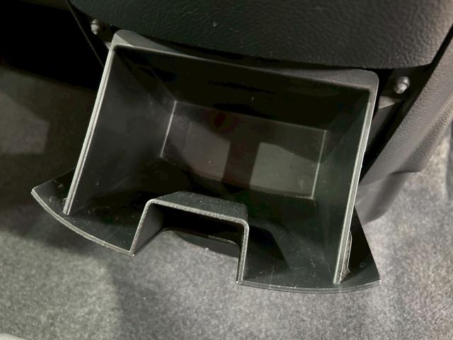 セレナ ハイウェイスター　Ｖセレクション　（禁煙車）（後期型）（両側パワースライド）（純正ＳＤナビ）（ビルトインＥＴＣ）（スマートキー）（ＨＩＤヘッド）（オートライト）（３列シート）（Ｂｌｕｅｔｏｏｔｈ対応）（純正１６インチ）（23枚目）