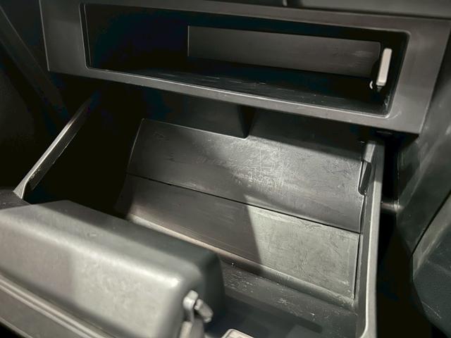 セレナ ハイウェイスター　Ｖセレクション　（禁煙車）（後期型）（両側パワースライド）（純正ＳＤナビ）（ビルトインＥＴＣ）（スマートキー）（ＨＩＤヘッド）（オートライト）（３列シート）（Ｂｌｕｅｔｏｏｔｈ対応）（純正１６インチ）（31枚目）