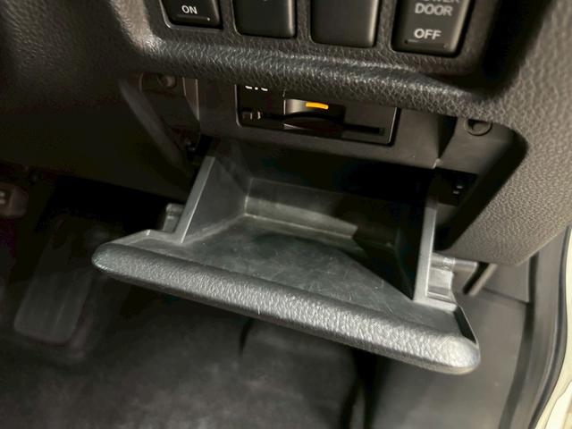 エルグランド ライダー　黒本革シート　パワーシート　（禁煙車）（黒本革シート）（両側パワスラ）（純正フリップ）（純正ＨＤＤナビ）（アラウンドビューモニター）（シートメモリ）（シートヒーター）（ＥＴＣ）（オットマン）（パワーバックドア）（純正１８ＡＷ）（41枚目）