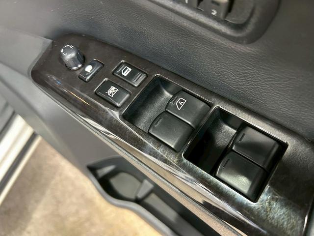 エルグランド ライダー　黒本革シート　パワーシート　（禁煙車）（黒本革シート）（両側パワスラ）（純正フリップ）（純正ＨＤＤナビ）（アラウンドビューモニター）（シートメモリ）（シートヒーター）（ＥＴＣ）（オットマン）（パワーバックドア）（純正１８ＡＷ）（60枚目）