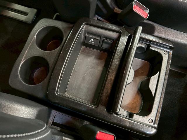 エルグランド ライダー　黒本革シート　パワーシート　（禁煙車）（黒本革シート）（両側パワスラ）（純正フリップ）（純正ＨＤＤナビ）（アラウンドビューモニター）（シートメモリ）（シートヒーター）（ＥＴＣ）（オットマン）（パワーバックドア）（純正１８ＡＷ）（61枚目）