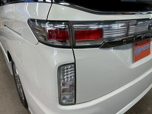 エルグランド ライダー　黒本革シート　パワーシート　（禁煙車）（黒本革シート）（両側パワスラ）（純正フリップ）（純正ＨＤＤナビ）（アラウンドビューモニター）（シートメモリ）（シートヒーター）（ＥＴＣ）（オットマン）（パワーバックドア）（純正１８ＡＷ）（63枚目）