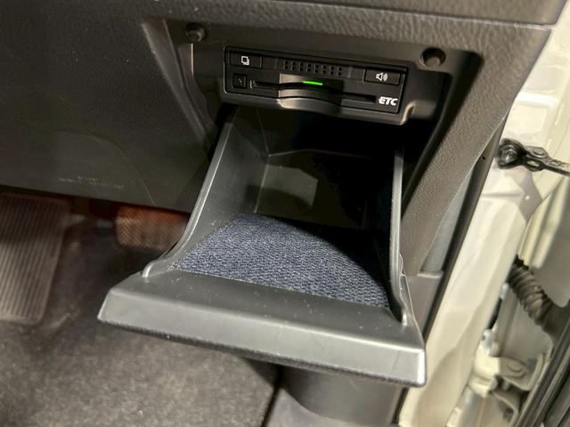 アルファード 240S Cパッケージ (禁煙車)(後期型)(両側パワースライドドア)(純正ナビ)(フリップダウンモニター)(クルーズコントロール)(パワーシート)(パワーバックドア)(バックカメラ)(ETC)(純正18インチAW)(41枚目)