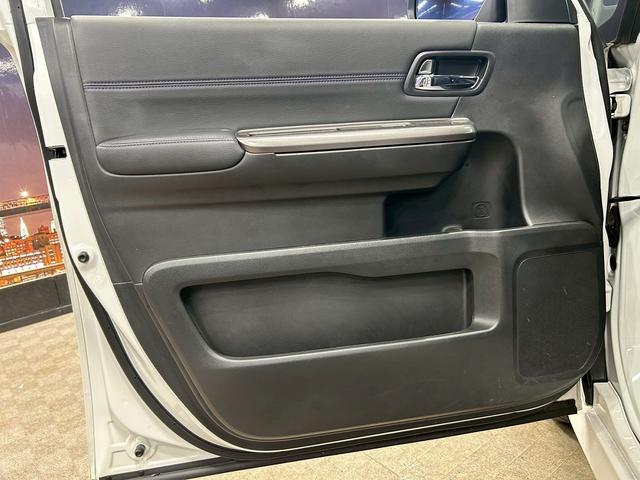 ステップワゴンスパーダ スパーダハイブリッドG・EXホンダセンシングブラスタ (禁煙車)(後期型)(黒半革シート)(後席モニター)(両側パワスラ)(純正ナビ)(バックカメラ)(レーダークルーズ)(シートヒーター)(ビルトインETC)(LEDヘッドライト)(純正16AW)(33枚目)