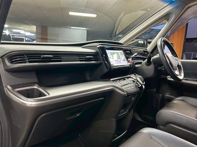 ステップワゴンスパーダ スパーダハイブリッドG・EXホンダセンシングブラスタ (禁煙車)(後期型)(黒半革シート)(後席モニター)(両側パワスラ)(純正ナビ)(バックカメラ)(レーダークルーズ)(シートヒーター)(ビルトインETC)(LEDヘッドライト)(純正16AW)(35枚目)