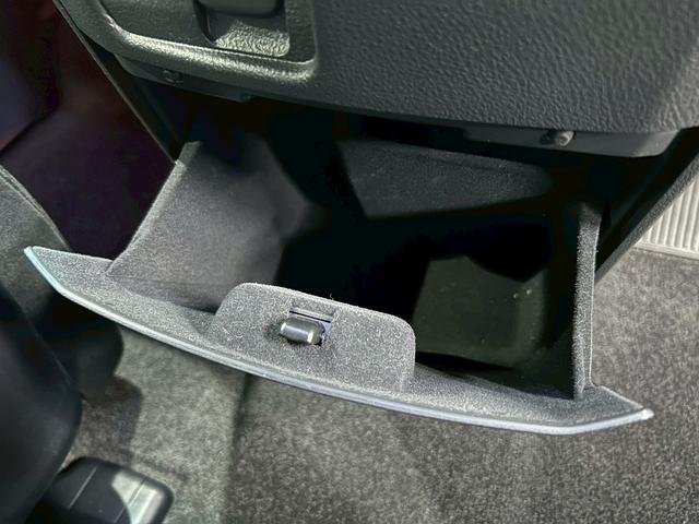 ヴェルファイア 2.4Z Gエディション (禁煙車)(後期型)(TRDエアロ)(両側パワスラ)(アルパインナビ)(バックカメラ)(クルーズコントロール)(シートメモリ)(コーナーセンサー)(純正ETC)(オットマン)(HID)(純正18AW)(43枚目)