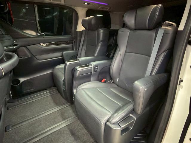 アルファード 2.5S Cパッケージ (禁煙車)(サンルーフ)(黒本革シート)(JBLサウンド)(純正フリップダウン)(両側パワスラ)(純正SDナビ)(全周囲カメラ)(レーダークルーズ)(パワーシート)(シートヒーター)(純正18AW)(65枚目)