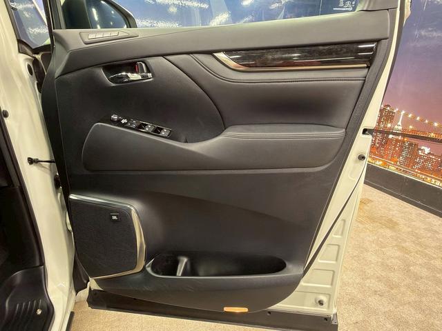 アルファード 2.5S Cパッケージ (禁煙車)(サンルーフ)(黒本革シート)(JBLサウンド)(純正フリップダウン)(両側パワスラ)(純正SDナビ)(全周囲カメラ)(レーダークルーズ)(パワーシート)(シートヒーター)(純正18AW)(68枚目)