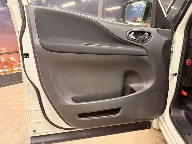 セレナ ハイウェイスター S-ハイブリッド (禁煙車)(後期型)(フリップダウンモニター)(両側パワースライドドア)(純正SDナビ)(クルーズコントロール)(バックカメラ)(アイドリングストップ)(ウォークスル)(ETC)(純正16インチAW)(28枚目)