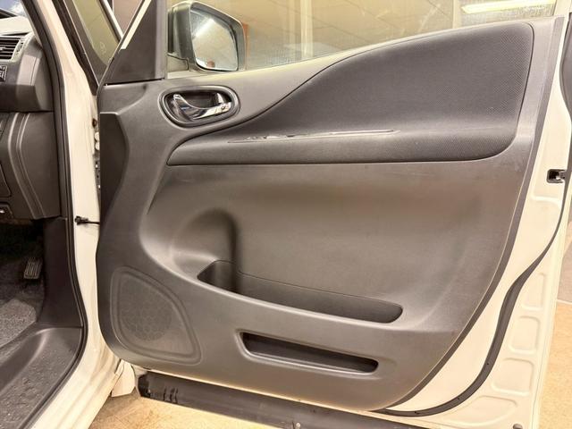 セレナ ハイウェイスター S-ハイブリッド (禁煙車)(後期型)(フリップダウンモニター)(両側パワースライドドア)(純正SDナビ)(クルーズコントロール)(バックカメラ)(アイドリングストップ)(ウォークスル)(ETC)(純正16インチAW)(40枚目)