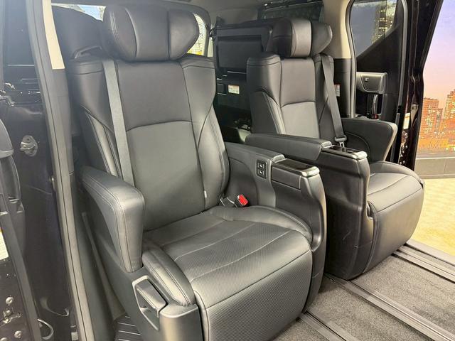 アルファード ２．５Ｓ　Ｃパッケージ　（禁煙車）（後期型）（黒本革シート）（純正ナビ）（後席モニター）（両側パワースライドドア）（シートヒーター＆クーラー）（パワーシート）（シートメモリ）（ウォークスルー）（ＥＴＣ）（純正１８インチＡＷ）（31枚目）