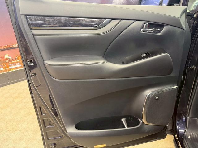 アルファード ２．５Ｓ　Ｃパッケージ　（禁煙車）（後期型）（黒本革シート）（純正ナビ）（後席モニター）（両側パワースライドドア）（シートヒーター＆クーラー）（パワーシート）（シートメモリ）（ウォークスルー）（ＥＴＣ）（純正１８インチＡＷ）（44枚目）