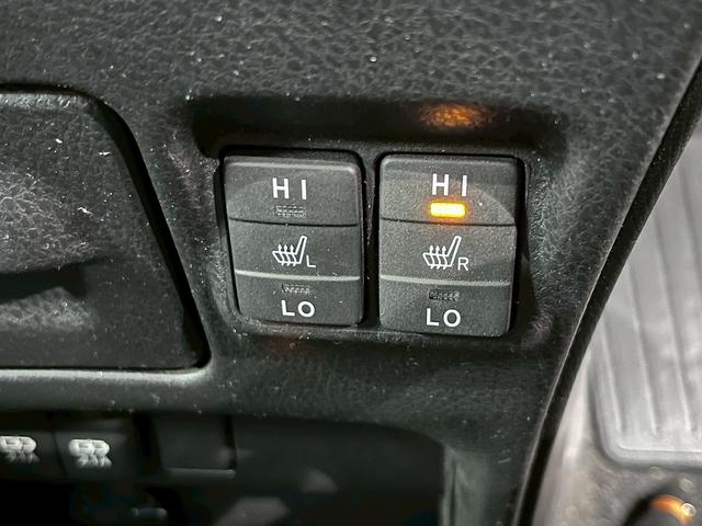 ヴォクシー ハイブリッドＺＳ　トヨタセーフティセンス（禁煙車）（後期型）（フリップダウンモニター）（社外ＳＤナビ）（クルーズコントロール）（シートヒーター）（バックカメラ）（オートマチックハイビーム）（純正１６インチＡＷ）（12枚目）