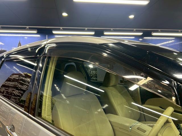 【ドアバイザー】装備です！雨が降っているときに窓を開ける場合は、ドアバイザーがあると便利です。窓の上部を少し開ける程度ならドアバイザーが雨を防ぎます☆