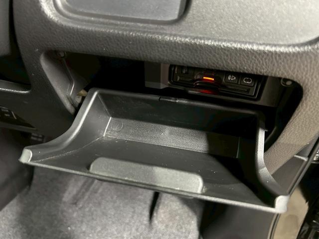 セレナ ハイウェイスター　Ｓ－ハイブリッド　（禁煙車）（８人乗り）（後期型）（両側パワースライドドア）（純正ＳＤナビ）（エマージェンシーブレーキ）（フルセグ（クルーズコントロール）（ＥＴＣ）（フォグライト）（ＬＥＤ）（純正１６インチＡＷ）（49枚目）