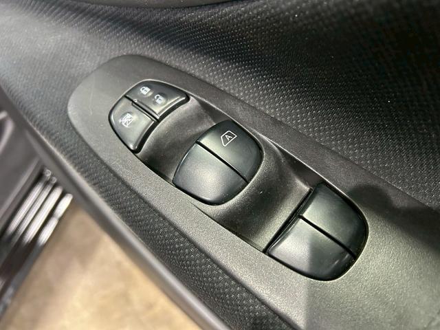 セレナ ハイウェイスター　Ｓ－ハイブリッド　（禁煙車）（８人乗り）（後期型）（両側パワースライドドア）（純正ＳＤナビ）（エマージェンシーブレーキ）（フルセグ（クルーズコントロール）（ＥＴＣ）（フォグライト）（ＬＥＤ）（純正１６インチＡＷ）（63枚目）