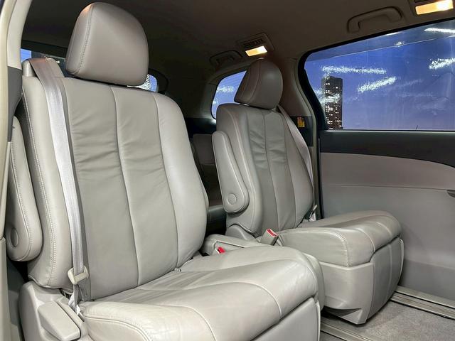 エスティマハイブリッド Ｇ　レザーパッケージ　（禁煙車）（７人乗り）（両側電動ドア）（フリップダウンモニター）（純正ＨＤＤナビ）（電動リアゲート）（シートヒーター）（パワーシート）（バックカメラ）（コーナーセンサー）（純正１７インチＡＷ）（20枚目）