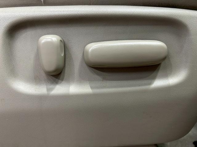 エスティマハイブリッド Ｇ　レザーパッケージ　（禁煙車）（７人乗り）（両側電動ドア）（フリップダウンモニター）（純正ＨＤＤナビ）（電動リアゲート）（シートヒーター）（パワーシート）（バックカメラ）（コーナーセンサー）（純正１７インチＡＷ）（30枚目）