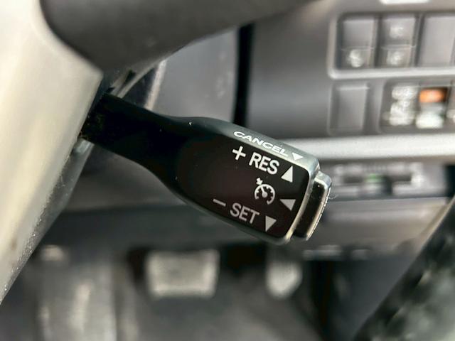 ヴォクシー ハイブリッドＺＳ　煌　（禁煙車）（後期型）（パワースライドドア）（純正ナビ）（ビルトインＥＴＣ）（クルーズコントロール）（シートヒーター）（両側スライドドア）（ウォークスルー）（ＬＥＤヘッドライト）（純正１６インチＡＷ）（8枚目）