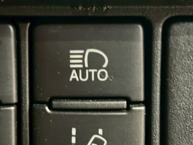 ヴォクシー ハイブリッドＺＳ　煌　（禁煙車）（後期型）（パワースライドドア）（純正ナビ）（ビルトインＥＴＣ）（クルーズコントロール）（シートヒーター）（両側スライドドア）（ウォークスルー）（ＬＥＤヘッドライト）（純正１６インチＡＷ）（12枚目）