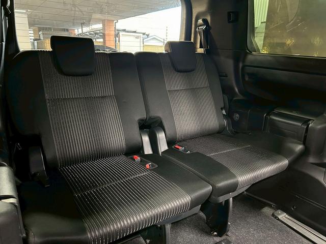 ヴォクシー ハイブリッドＺＳ　煌　（禁煙車）（後期型）（パワースライドドア）（純正ナビ）（ビルトインＥＴＣ）（クルーズコントロール）（シートヒーター）（両側スライドドア）（ウォークスルー）（ＬＥＤヘッドライト）（純正１６インチＡＷ）（14枚目）