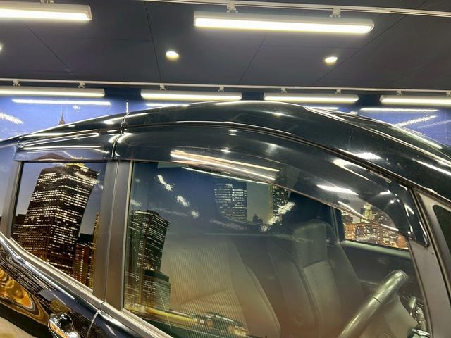 ヴォクシー ハイブリッドＺＳ　煌　（禁煙車）（後期型）（パワースライドドア）（純正ナビ）（ビルトインＥＴＣ）（クルーズコントロール）（シートヒーター）（両側スライドドア）（ウォークスルー）（ＬＥＤヘッドライト）（純正１６インチＡＷ）（17枚目）