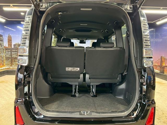 ヴォクシー ハイブリッドＺＳ　煌　（禁煙車）（後期型）（パワースライドドア）（純正ナビ）（ビルトインＥＴＣ）（クルーズコントロール）（シートヒーター）（両側スライドドア）（ウォークスルー）（ＬＥＤヘッドライト）（純正１６インチＡＷ）（19枚目）