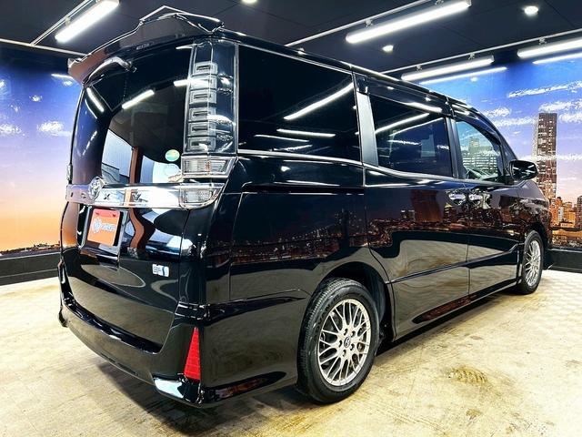 ヴォクシー ハイブリッドＺＳ　煌　（禁煙車）（後期型）（パワースライドドア）（純正ナビ）（ビルトインＥＴＣ）（クルーズコントロール）（シートヒーター）（両側スライドドア）（ウォークスルー）（ＬＥＤヘッドライト）（純正１６インチＡＷ）（25枚目）
