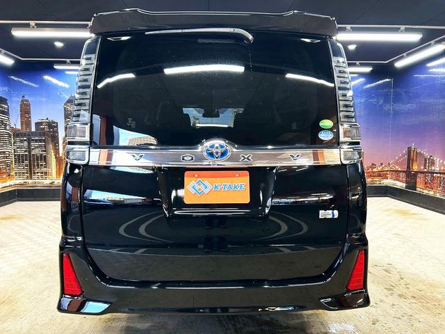 ヴォクシー ハイブリッドＺＳ　煌　（禁煙車）（後期型）（パワースライドドア）（純正ナビ）（ビルトインＥＴＣ）（クルーズコントロール）（シートヒーター）（両側スライドドア）（ウォークスルー）（ＬＥＤヘッドライト）（純正１６インチＡＷ）（26枚目）