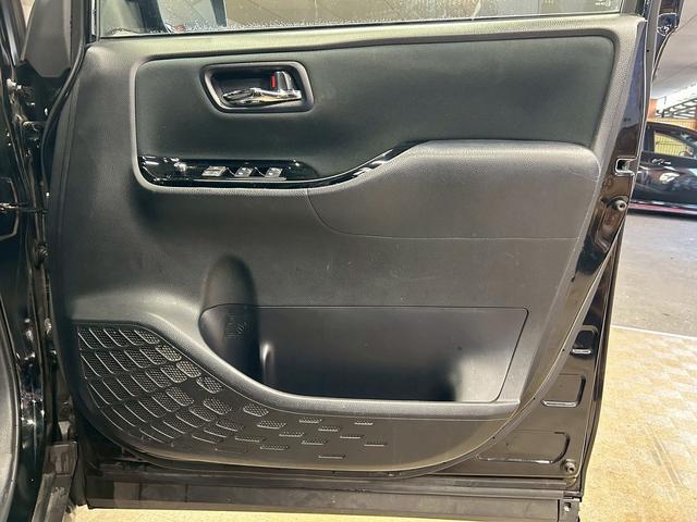ヴォクシー ハイブリッドＺＳ　煌　（禁煙車）（後期型）（パワースライドドア）（純正ナビ）（ビルトインＥＴＣ）（クルーズコントロール）（シートヒーター）（両側スライドドア）（ウォークスルー）（ＬＥＤヘッドライト）（純正１６インチＡＷ）（29枚目）