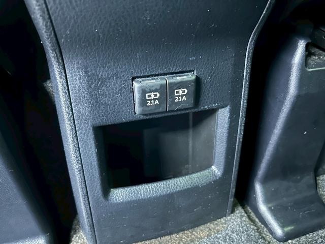 ヴォクシー ハイブリッドＺＳ　煌　（禁煙車）（後期型）（パワースライドドア）（純正ナビ）（ビルトインＥＴＣ）（クルーズコントロール）（シートヒーター）（両側スライドドア）（ウォークスルー）（ＬＥＤヘッドライト）（純正１６インチＡＷ）（35枚目）