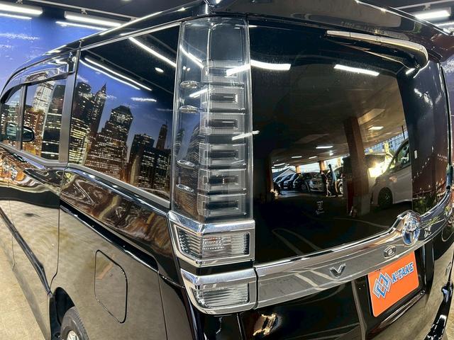 ヴォクシー ハイブリッドＺＳ　煌　（禁煙車）（後期型）（パワースライドドア）（純正ナビ）（ビルトインＥＴＣ）（クルーズコントロール）（シートヒーター）（両側スライドドア）（ウォークスルー）（ＬＥＤヘッドライト）（純正１６インチＡＷ）（39枚目）