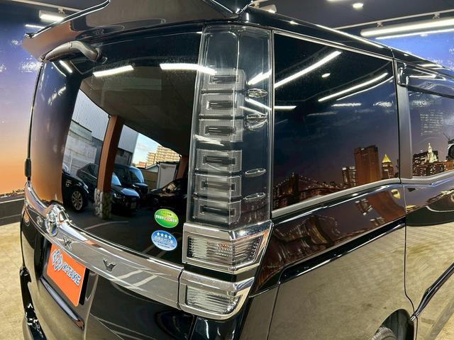 ヴォクシー ハイブリッドＺＳ　煌　（禁煙車）（後期型）（パワースライドドア）（純正ナビ）（ビルトインＥＴＣ）（クルーズコントロール）（シートヒーター）（両側スライドドア）（ウォークスルー）（ＬＥＤヘッドライト）（純正１６インチＡＷ）（40枚目）