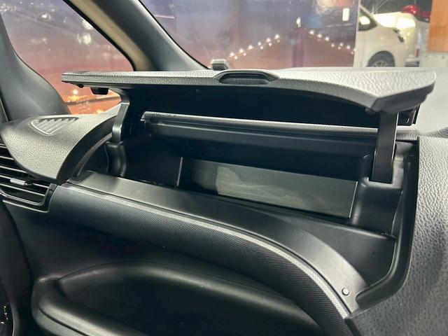 ヴォクシー ハイブリッドＺＳ　煌　（禁煙車）（後期型）（パワースライドドア）（純正ナビ）（ビルトインＥＴＣ）（クルーズコントロール）（シートヒーター）（両側スライドドア）（ウォークスルー）（ＬＥＤヘッドライト）（純正１６インチＡＷ）（42枚目）