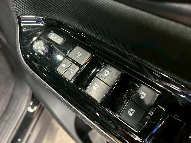ヴォクシー ハイブリッドＺＳ　煌　（禁煙車）（後期型）（パワースライドドア）（純正ナビ）（ビルトインＥＴＣ）（クルーズコントロール）（シートヒーター）（両側スライドドア）（ウォークスルー）（ＬＥＤヘッドライト）（純正１６インチＡＷ）（43枚目）