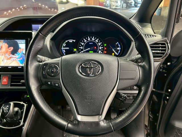 ヴォクシー ハイブリッドＺＳ　煌　（禁煙車）（後期型）（パワースライドドア）（純正ナビ）（ビルトインＥＴＣ）（クルーズコントロール）（シートヒーター）（両側スライドドア）（ウォークスルー）（ＬＥＤヘッドライト）（純正１６インチＡＷ）（45枚目）