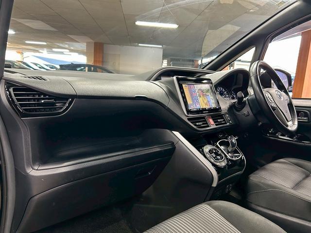 ヴォクシー ハイブリッドＺＳ　煌　（禁煙車）（後期型）（パワースライドドア）（純正ナビ）（ビルトインＥＴＣ）（クルーズコントロール）（シートヒーター）（両側スライドドア）（ウォークスルー）（ＬＥＤヘッドライト）（純正１６インチＡＷ）（46枚目）